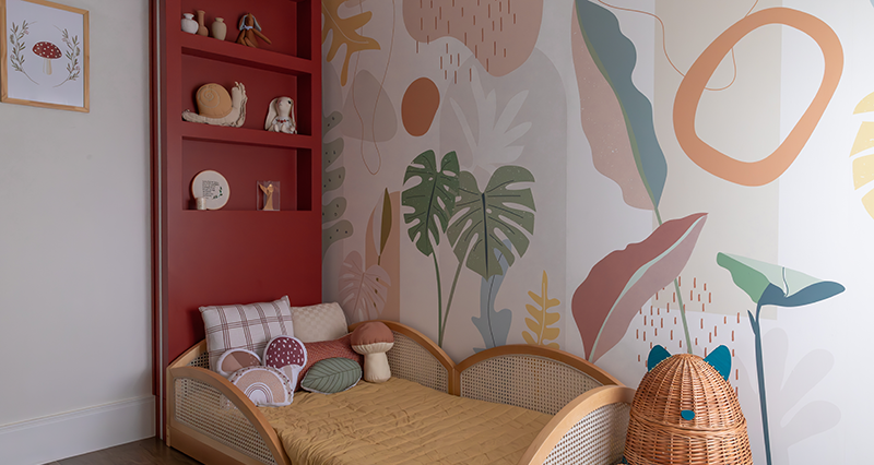 Vermelho queimado redefine quarto infantil em projeto da TT Interiores - Imagem do artigo original