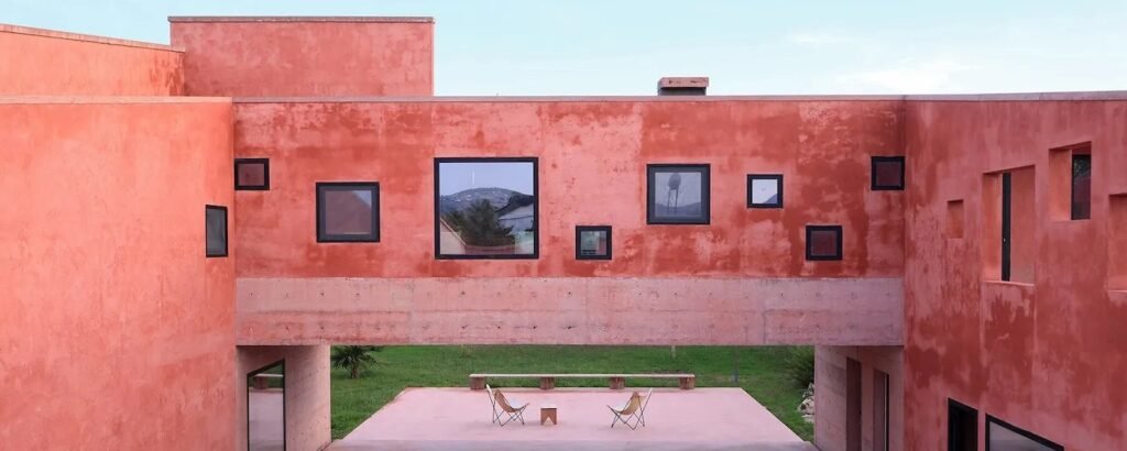 Casa Vermelha apresenta novo modelo de residência multigeracional no litoral da Albânia