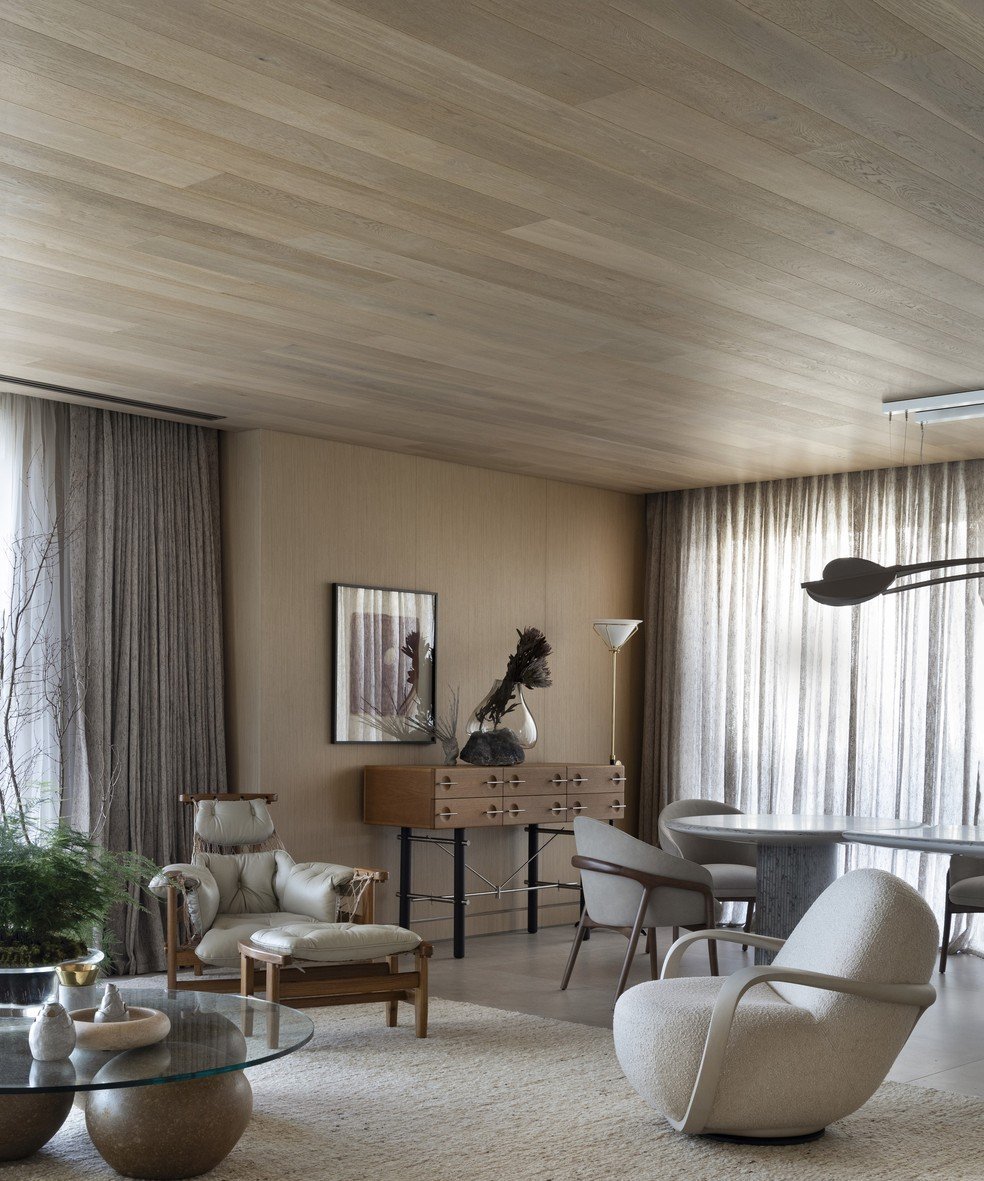 Cobertura de 330 m² em Gaspar une materiais naturais e design brasileiro - Imagem do artigo original