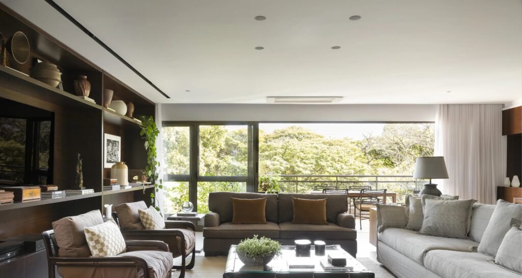 Apartamento em Ribeirão Preto adota galeria de arte como fio condutor da decoração